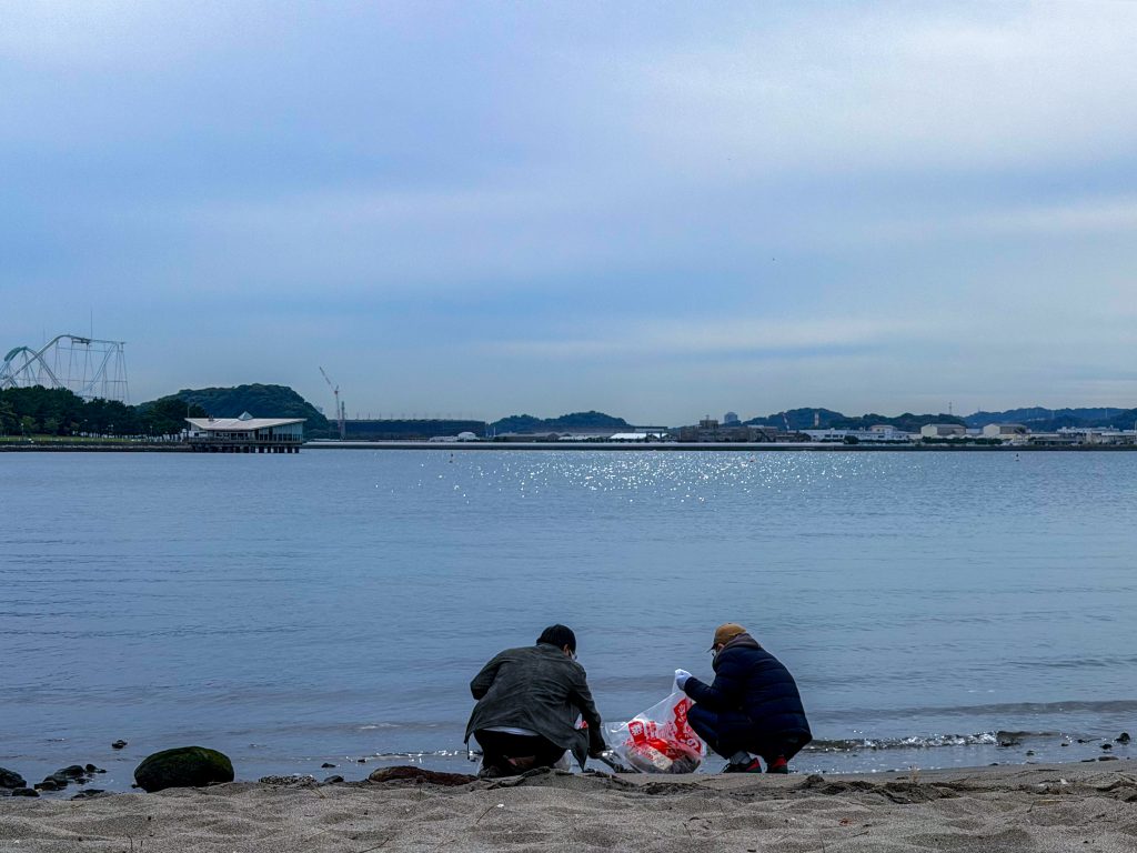 ゴミ拾い中の画像